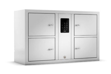 Moderner, weißer Wertfachschrank mit vier Fächern und elektronischem Zahlencode.