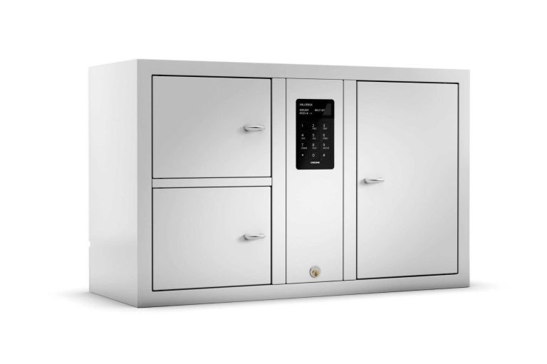Ein moderner, weißer Wertfachschrank mit drei Fächern und einem Zahlenschloss.