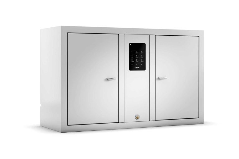 Weißer Wertfachschrank mit zwei Türen und digitalem Bedienfeld.