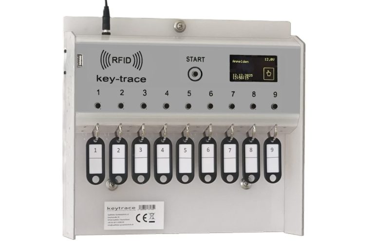 Ein digitales Schlüsselbrett mit mehreren Tasten und einem digitalen Bildschirm zur Steuerung von Funktionen.