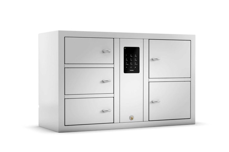 Weißer Wertfachschrank mit vier Fächern und einem digitalen Zahlenschloss.