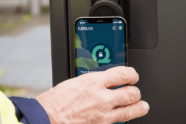 Hand hält ein Smartphone vor ein iLOQ S50 Zylinder, um eine Verbindung herzustellen.