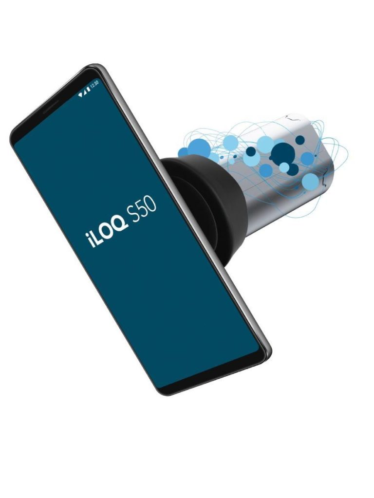 Smartphone mit iLOQ-Schloss und Logo S50; Datenübertragung wird symbolisch dargestellt.