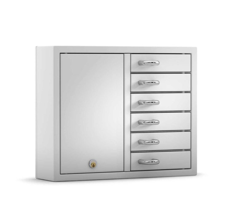 Ein weißer Schlüsselschrank mit sechs Fächern.