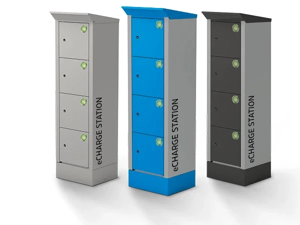 Drei moderne E-Ladestationen in Grau, Blau und Schwarz, jeweils mit mehreren Fächern.
